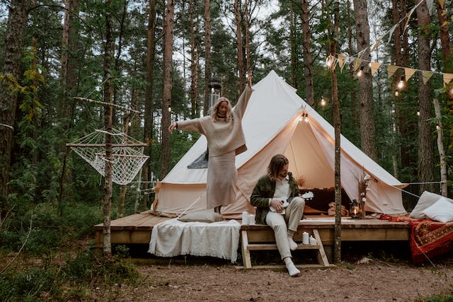 What Is the Difference Between Camping and Glamping?